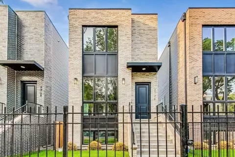 2726 W Evergreen Ave, Chicago, IL 60622