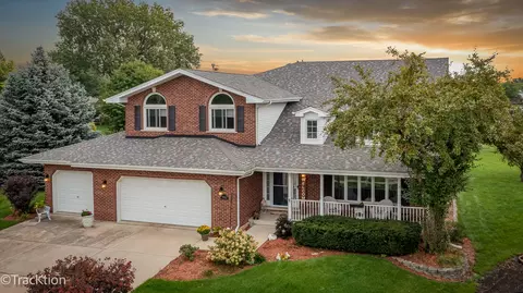 9043 Oxford St, Woodridge, IL 60517