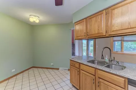 1753 Pebble Beach Dr, Hoffman Estates, IL 60169 photo 13