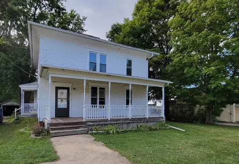 205 4th St, Walnut, IL 61376