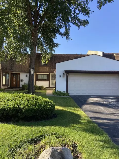 11 Stratford Ct, Indian Head Park, IL 60525