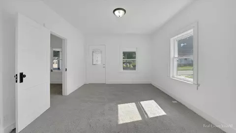 58 Vine St, Elgin, IL 60123 photo 3
