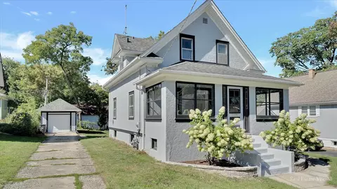 58 Vine St, Elgin, IL 60123