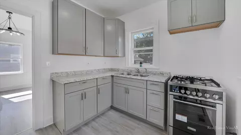 58 Vine St, Elgin, IL 60123 photo 10