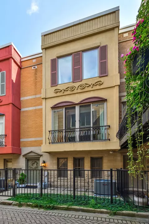 849 W Ohio St #2W, Chicago, IL 60642
