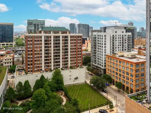 645 N Kingsbury St #1707, Chicago, IL 60610