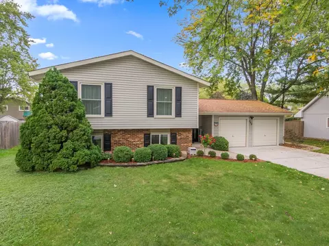 728 Dartmoor Dr, Crystal Lake, IL 60014
