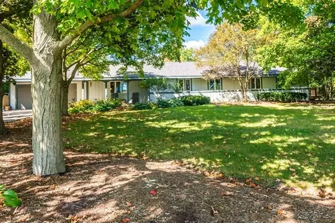 5213 Briarwood Rd, Woodstock, IL 60098
