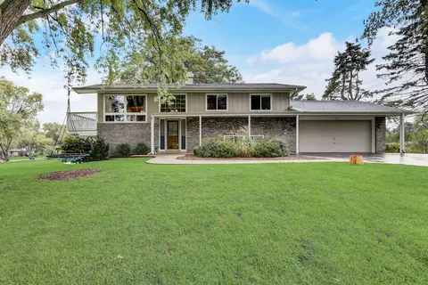 1333 Laurel Ln, Schaumburg, IL 60193
