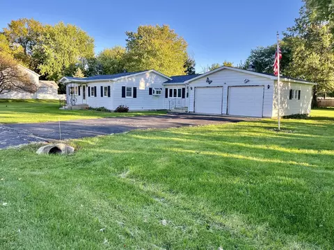 140 E Grove St, Capron, IL 61012 photo 2