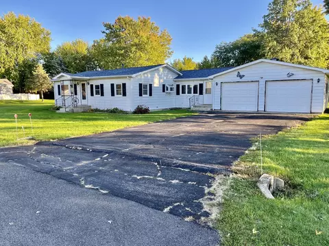 140 E Grove St, Capron, IL 61012