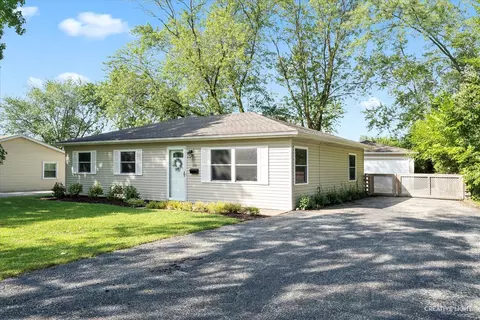 216 W Arrowhead St, North Aurora, IL 60542