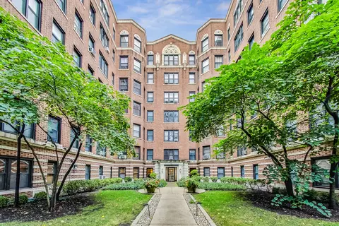 725 W Sheridan Rd #402, Chicago, IL 60613