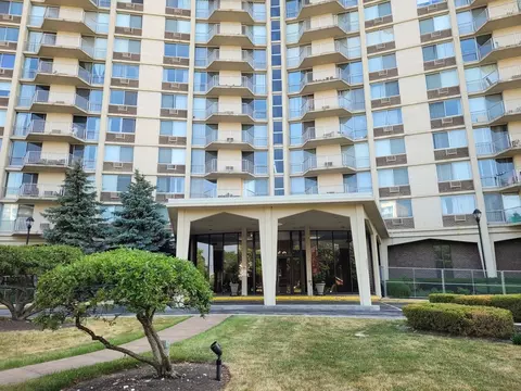 40 N Tower Rd #11M, Oak Brook, IL 60523