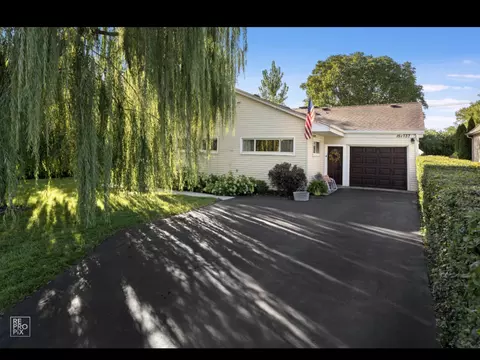 15 W737 79th St, Burr Ridge, IL 60527