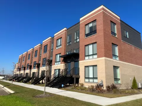 1285 Lakepointe Dr, Schaumburg, IL 60173