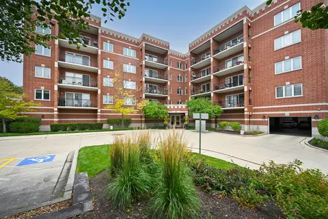 405 Front St #201, Wheaton, IL 60187 photo 2