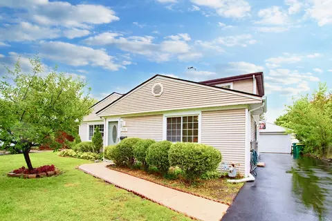726 S Dennis Rd, Wheeling, IL 60090