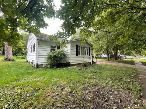 645 E Young Ave, Hoopeston, IL 60942 photo 3