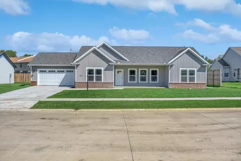 212 Red Bud Dr, Mahomet, IL 61853