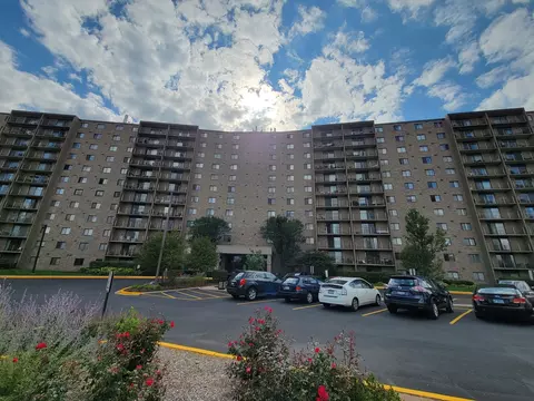 6340 Americana Dr #1014, Willowbrook, IL 60527