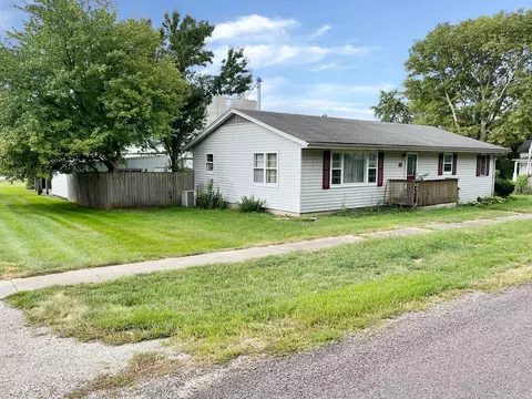 202 E North St, Colfax, IL 61728 photo 2