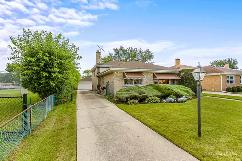 8855 N Ozanam Ave, Niles, IL 60714