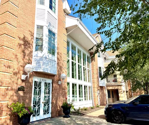 2350 Chestnut Ave #102, Glenview, IL 60026