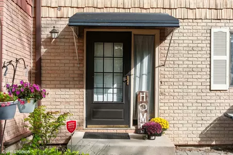 1790 Delaware Trl, Wheeling, IL 60090 photo 2