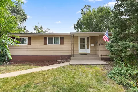 402 Mchenry Ave, Woodstock, IL 60098