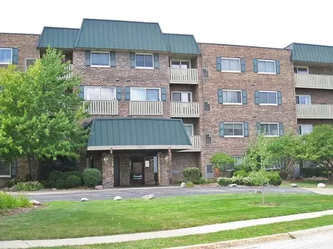 700 Perrie Dr #301, Elk Grove Village, IL 60007