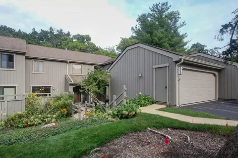 275 Bluff Ct, Lake Barrington, IL 60010