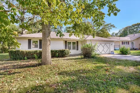 13 Hancock Dr, Villa Grove, IL 61956
