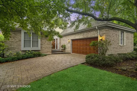 2 Dartmouth Ct, Lincolnshire, IL 60069
