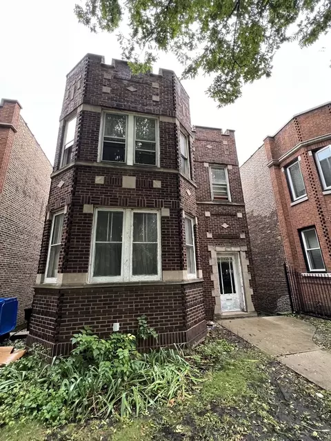 9025 S Muskegon Ave, Chicago, IL 60617
