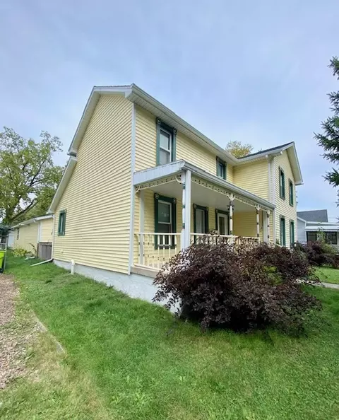 106 E Cherry St, Fairbury, IL 61739 photo 2