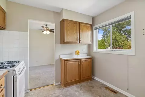 570 Frederick Ln, Hoffman Estates, IL 60169 photo 5
