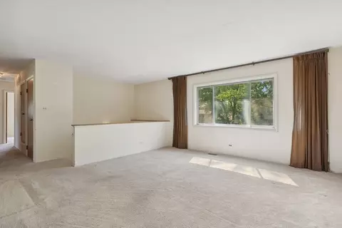 570 Frederick Ln, Hoffman Estates, IL 60169 photo 2