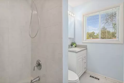 570 Frederick Ln, Hoffman Estates, IL 60169 photo 8
