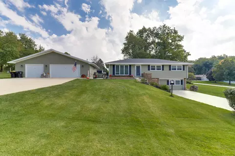 14529 Lunar Dr, Bloomington, IL 61705