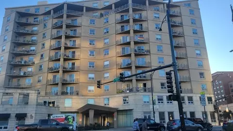 4350 N Broadway St #607, Chicago, IL 60613