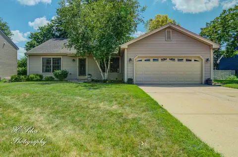 690 Regent Dr, Crystal Lake, IL 60014
