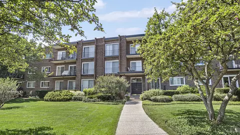 1260 N Western Ave #208, Lake Forest, IL 60045