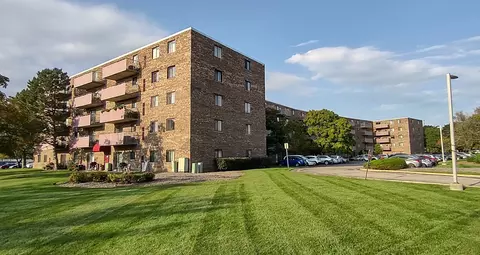 1460 Fairlane Dr #206, Schaumburg, IL 60193