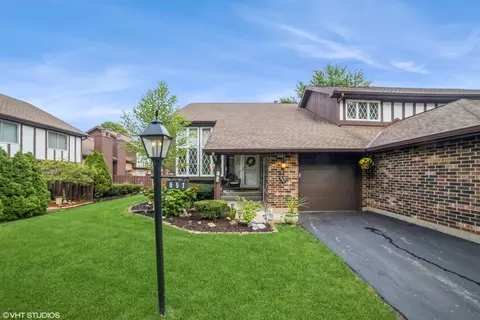 551 Cress Creek Ln, Crystal Lake, IL 60014