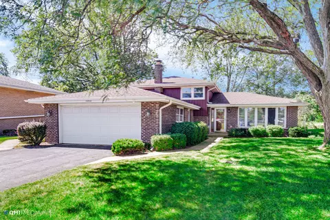 10530 S Michael Dr, Palos Hills, IL 60465