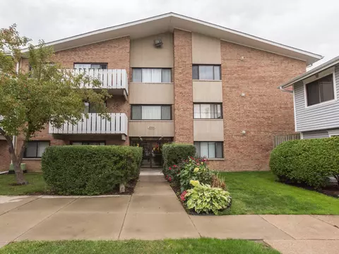 2000 Bayside Dr #302, Palatine, IL 60074
