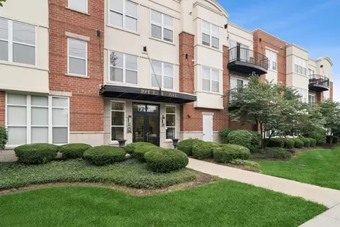 104 E 11th Ave #303, Naperville, IL 60563
