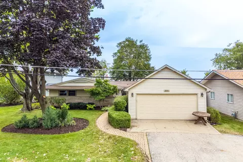 38010 N Peninsula Rd, Lake Villa, IL 60046