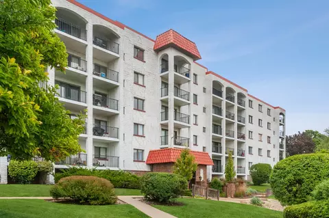 375 Plum Creek Dr #301, Wheeling, IL 60090